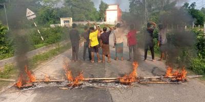 খাগড়াছড়ি-রাঙামাটিতে অর্ধদিবস অবরোধ চলছে