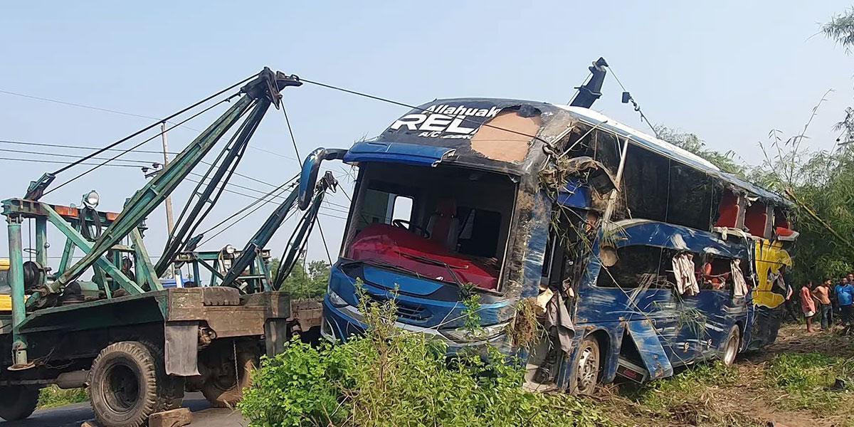 চৌদ্দগ্রামে বাস খাদে পড়ে নিহত ৫