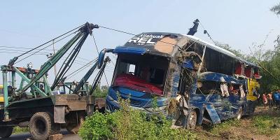 চৌদ্দগ্রামে বাস খাদে পড়ে নিহত ৫