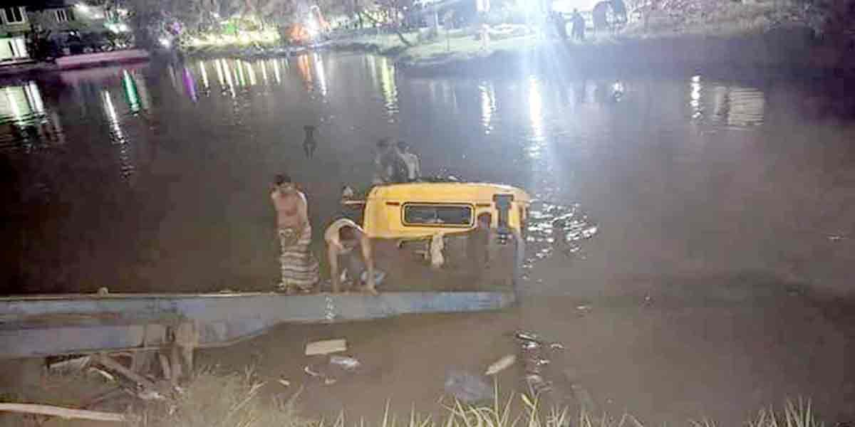 পতেঙ্গায় নিয়ন্ত্রণ হারিয়ে লরি পুকুরে, মামা-ভাগ্নের মৃত্যু