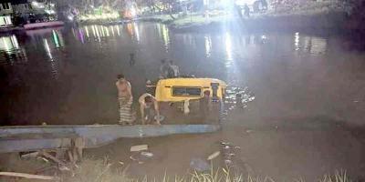 পতেঙ্গায় নিয়ন্ত্রণ হারিয়ে লরি পুকুরে, মামা-ভাগ্নের মৃত্যু