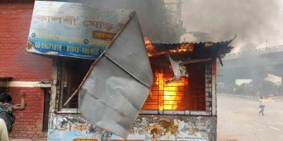 পুলিশ বক্সে আগুন দিল ব্যাটারিচালিত রিকশাচালকরা