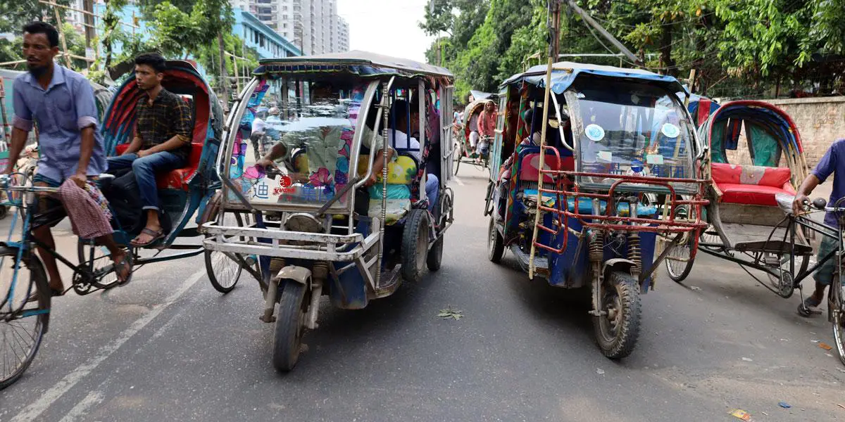 রাজধানীর মূল সড়কেও দিব্যি চলছে অটোরিকশা