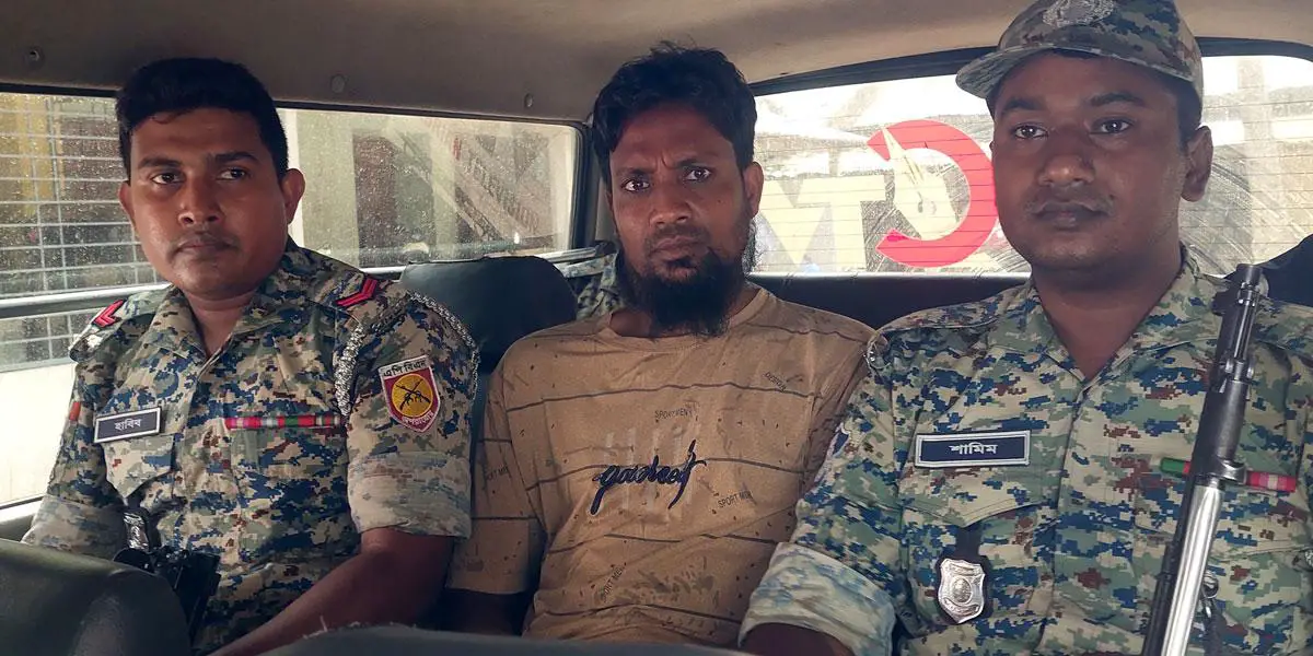 গোপন কক্ষে ব্যালট পেপারের ছবি তোলার অভিযোগে আটক ১