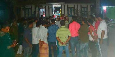 টাকা না নেওয়ায় পোলিং অফিসারকে পেটালেন প্রার্থীর সমর্থকরা