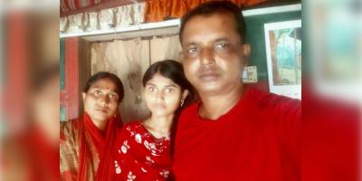 দৃষ্টিহীনতা বাধা হতে পারেনি অদম্য মেধাবী ঐতির