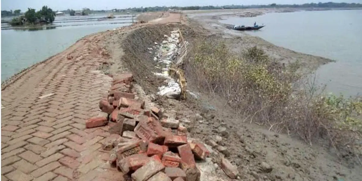 উপকূলের বেড়িবাঁধে ভাঙন আতঙ্ক