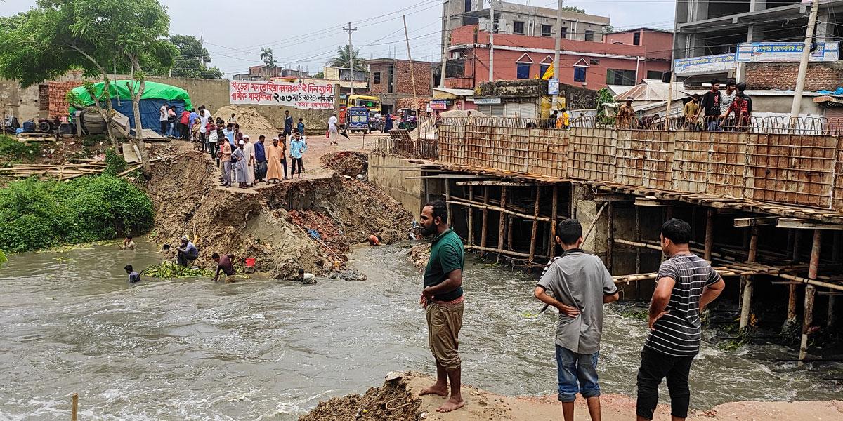 ভারতীয় পানির তোড়ে বিকল্প সড়ক ভেঙে যান চলাচল বন্ধ