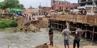 ভারতীয় পানির তোড়ে বিকল্প সড়ক ভেঙে যান চলাচল বন্ধ