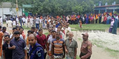 পাবনায় ইভিএমে ধীরগতি, ভোটারদের ভোগান্তি