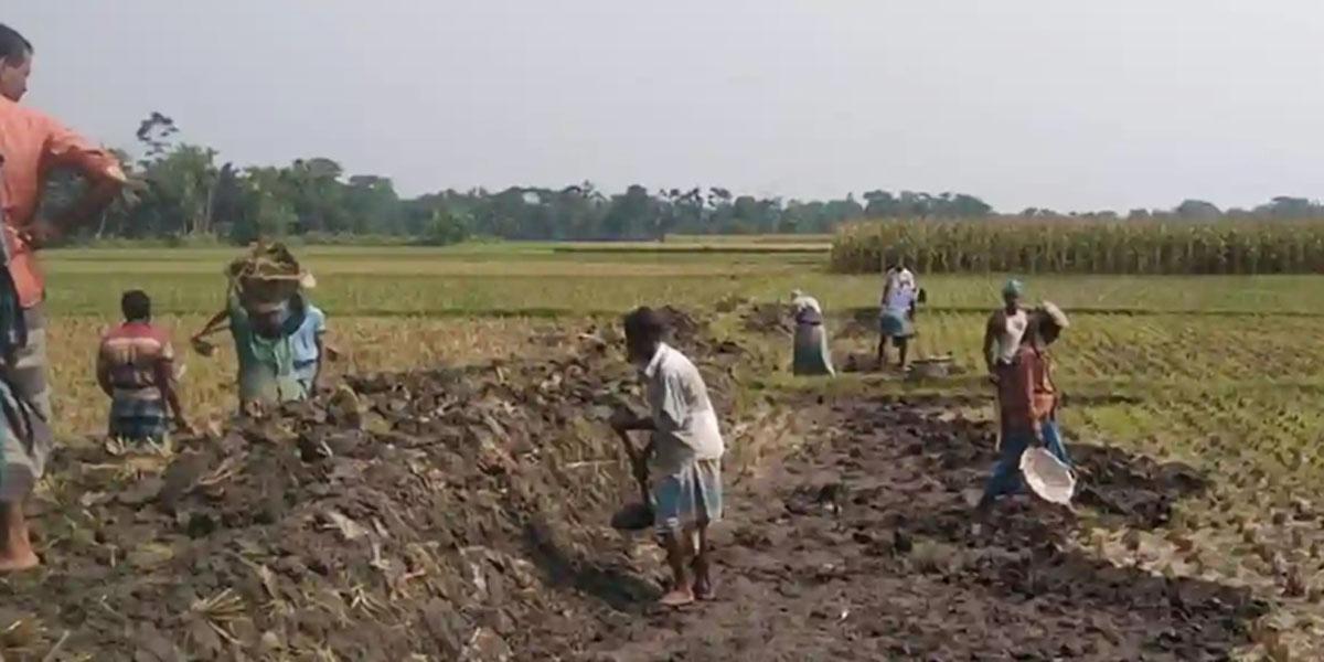 রাস্তা করছেন গ্রামবাসী