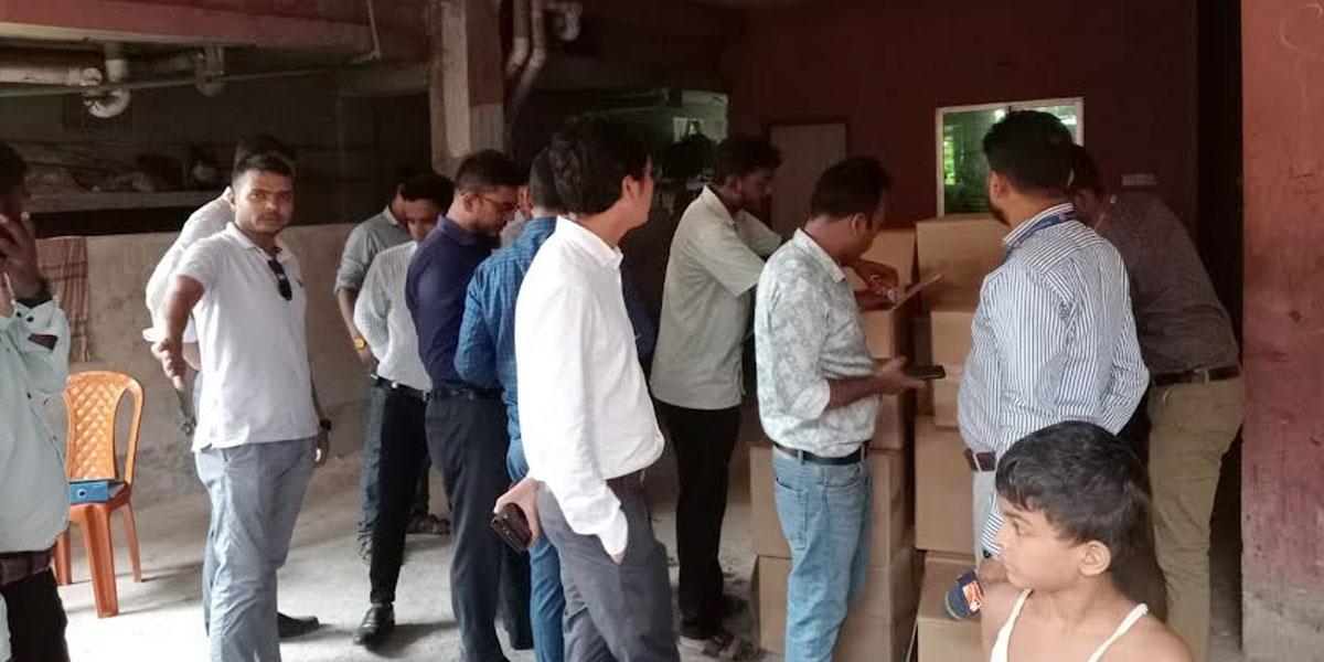 সীতাকুণ্ডে ১৭ লাখ টাকার দেশি সিগারেট জব্দ
