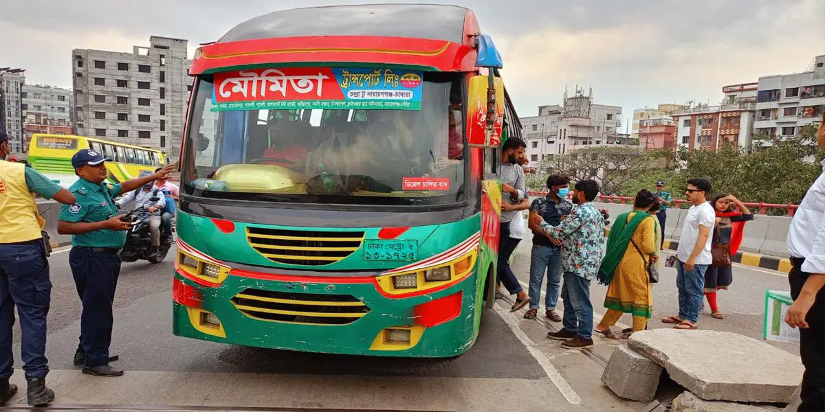 হানিফ ফ্লাইওভারে বাসযাত্রী ওঠানামার বিরুদ্ধে ট্রাফিক ওয়ারীর অভিযান