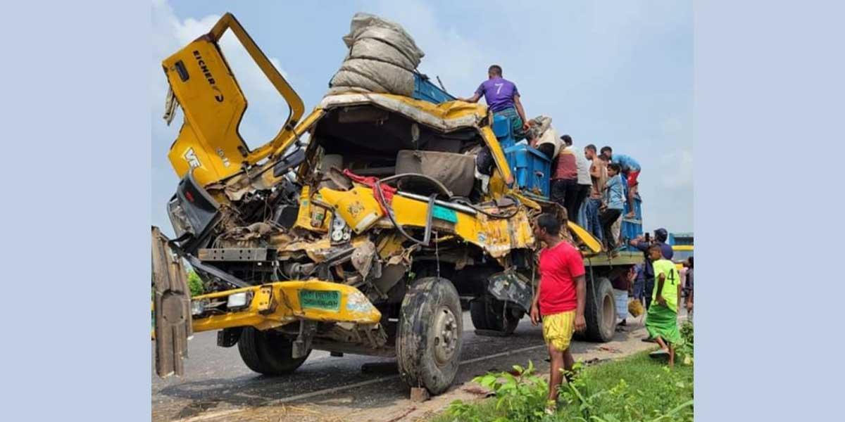 দাউদকান্দিতে গরুবোঝাই ট্রাক উল্টে নিহত ২
