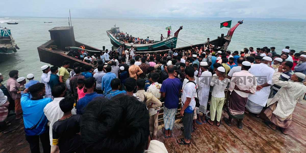 সেন্টমার্টিন থেকে ট্রলারে ফিরছেন দুই শতাধিক মানুষ