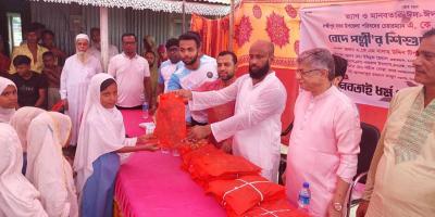 লক্ষ্মীপুরে নতুন জামা পেল শতাধিক বেদে শিশু
