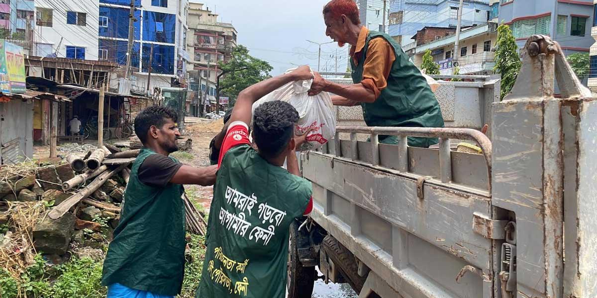 ৫ ঘণ্টায় বর্জ্য অপসারণ শেষ করল ফেনী পৌরসভা