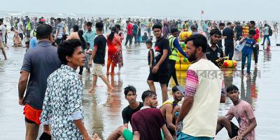 উত্তাল সাগরে ঈদ আনন্দে ভ্রমণপিপাসুরা