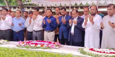 টুঙ্গিপাড়ায় বঙ্গবন্ধুর সমাধিতে ৩ সচিবের শ্রদ্ধা