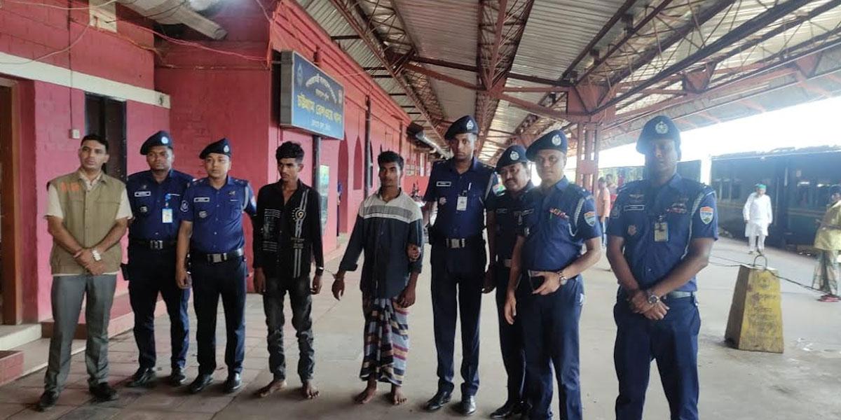 ফেসবুকে ভিডিও দেখে ট্রেনে পাথর নিক্ষেপকারী দুজনকে আটক