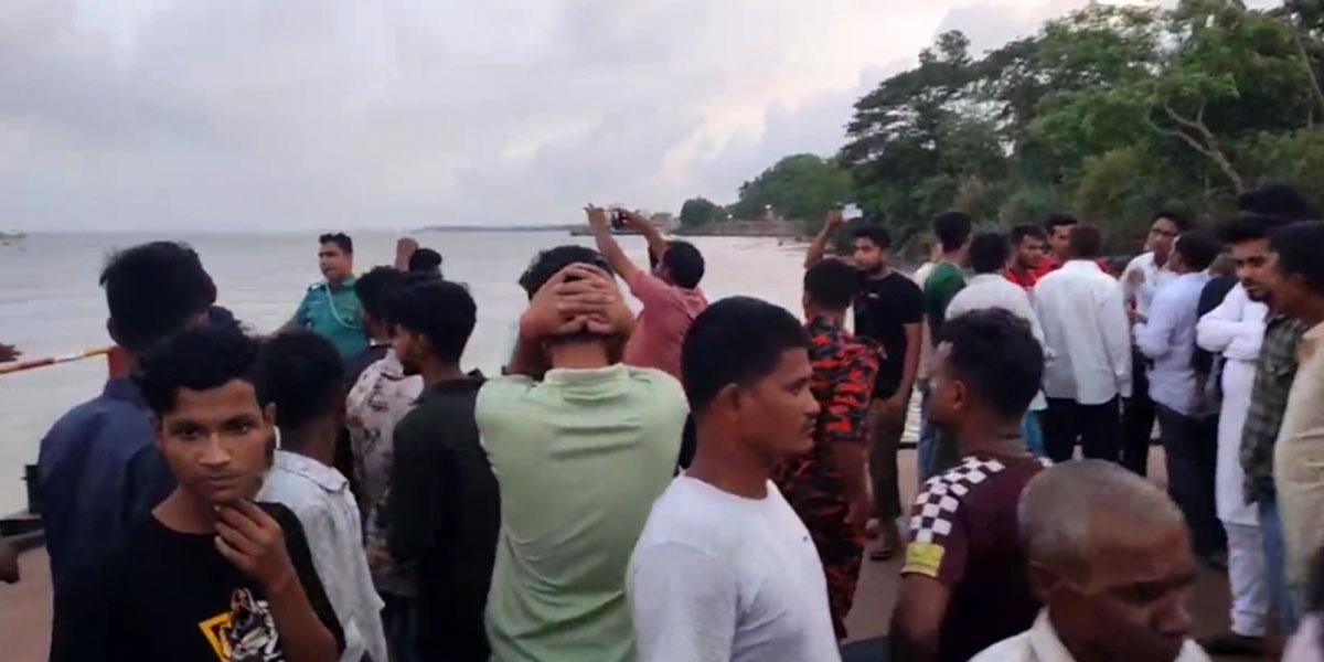 কালুরঘাটে ফেরির সঙ্গে নৌকার ধাক্কায় নিখোঁজ ১