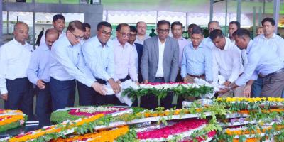 বঙ্গবন্ধুর প্রতিকৃতিতে নতুন স্থানীয় সরকার বিভাগ সচিবের শ্রদ্ধা