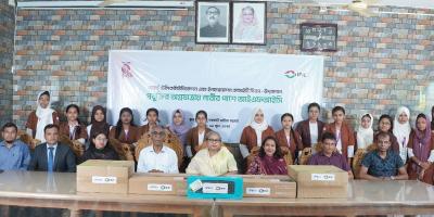 বরিশাল সরকারি মহিলা কলেজকে আইএফআইসি ব্যাংকের কম্পিউটার উপহার