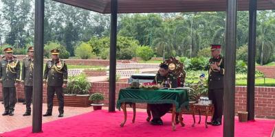 জাতীয় স্মৃতিসৌধে নবনিযুক্ত সেনাপ্রধানের শ্রদ্ধা