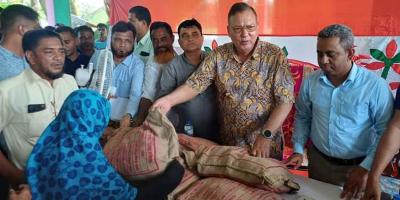বন্যায় ক্ষতিগ্রস্তদের ত্রাণ দিলেন কৃষিমন্ত্রী