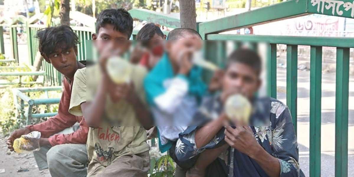 ড্যান্ডিতে ডুবছে পথশিশুরা