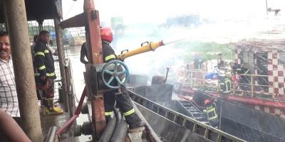 ফতুল্লায় তেলবোঝাই ট্রলারের আগুন নিয়ন্ত্রণে, নিহত ১