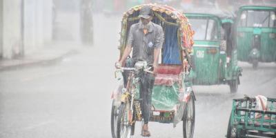 ভারী বর্ষণের সতর্কবার্তা, ৪ জেলায় ভূমিধসের শঙ্কা