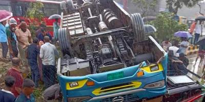 সীতাকুণ্ডে স্টার লাইনের বাস উল্টে নিহত ১