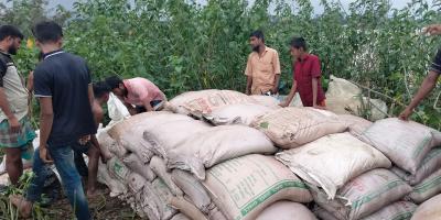 কবরস্থানে মিলল ১০০ বস্তা ভারতীয় চিনি