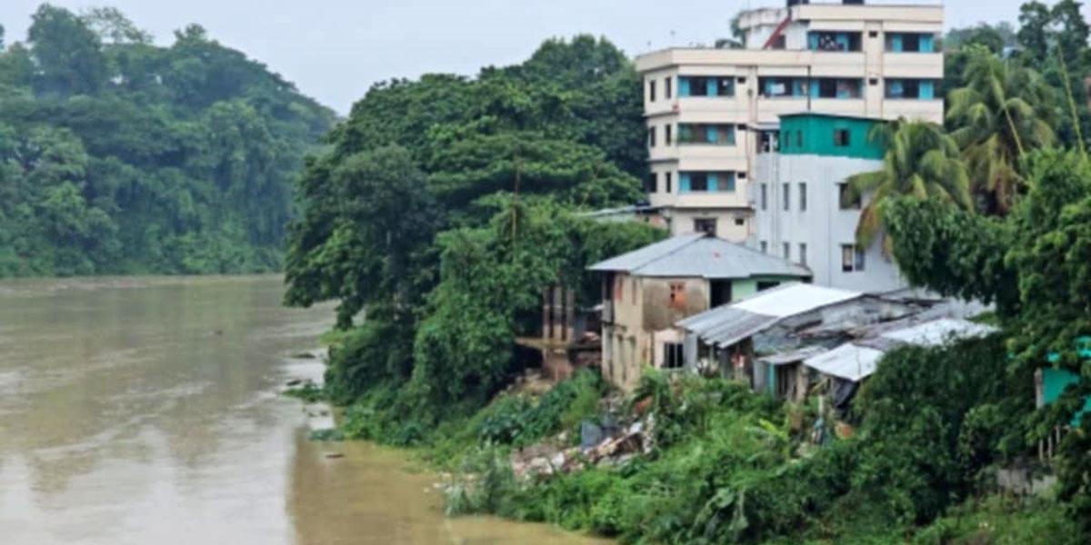 বৃষ্টিতে পাহাড়ধস, বন্যার শঙ্কা
