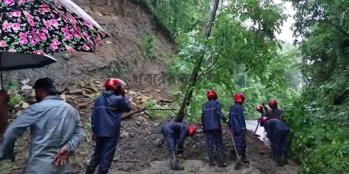 খাগড়াছড়িতে পাহাড়ধসের ৫ ঘণ্টা পর যান চলাচল স্বাভাবিক