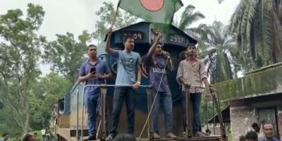 বাকৃবিতে ট্রেন আটকে কোটাবিরোধীদের বিক্ষোভ