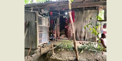ভোলায় ঘরের মেঝেতেই মায়ের দাফন, মেলেনি ৩ হাত জায়গা
