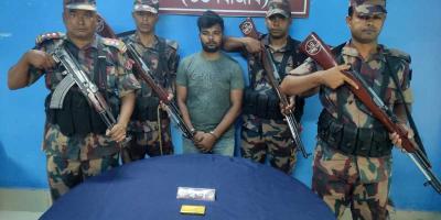 ভোমরা সীমান্তে ১ কেজি ৬৭ গ্রাম স্বর্ণের বারসহ চোরাকারবারী আটক