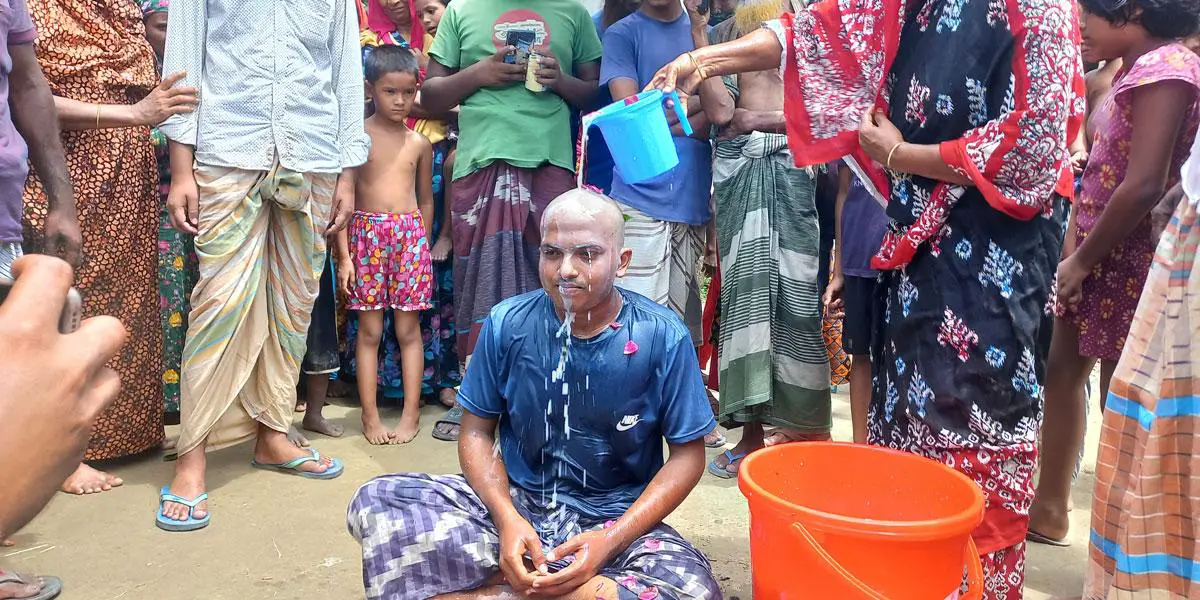 প্রেমে ব্যর্থ হয়ে মাথা ন্যাড়া করে দুধ দিয়ে গোসল