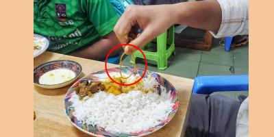 এবার ঢাবির হলের খাবারে মিলল রাবার ব্যান্ড!