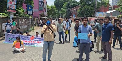 ফরিদপুরে রাস্তা আটকিয়ে বিক্ষোভ করছেন শিক্ষার্থীরা