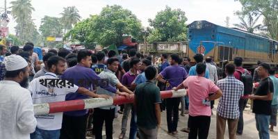 ময়মনসিংহে রেলপথ অবরোধ করে বাকৃবি শিক্ষার্থীদের বিক্ষোভ