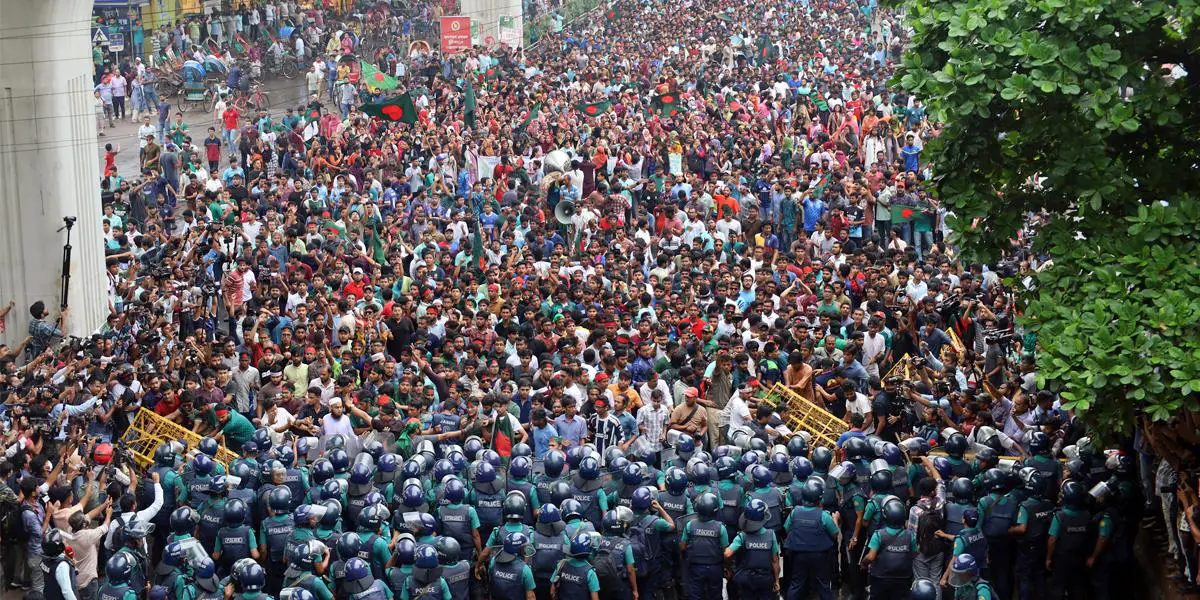 পুলিশের ব্যারিকেড ভেঙে শাহবাগে শিক্ষার্থীদের অবরোধ