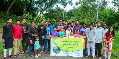 বন্ধুজনের উদ্যোগে শিশুর হাতে বৃক্ষরোপণ