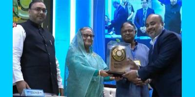 জাতীয় রপ্তানি ট্রফি তুলে দিলেন প্রধানমন্ত্রী
