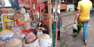 এক বাজার থেকেই দিনে যায় ১৪ হাজার পলিব্যাগ