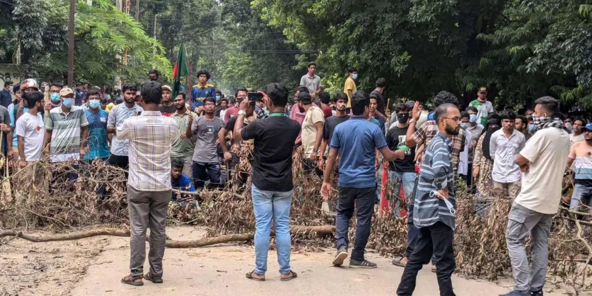 জাহাঙ্গীরনগর বিশ্ববিদ্যালয় বন্ধ, বিকালের মধ্যে হল ছাড়ার নির্দেশ