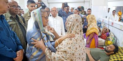 আহতদের দেখতে পঙ্গু হাসপাতালে প্রধানমন্ত্রী