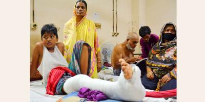 হাসপাতালের বেডে কাতরাচ্ছে  দরিদ্র কিশোর সুজন